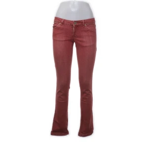Röda jeans - Säljer dessa röda jeans som är köpta på Sellpy men tyvärr är för stora för mig, den är i bra skick!🥰