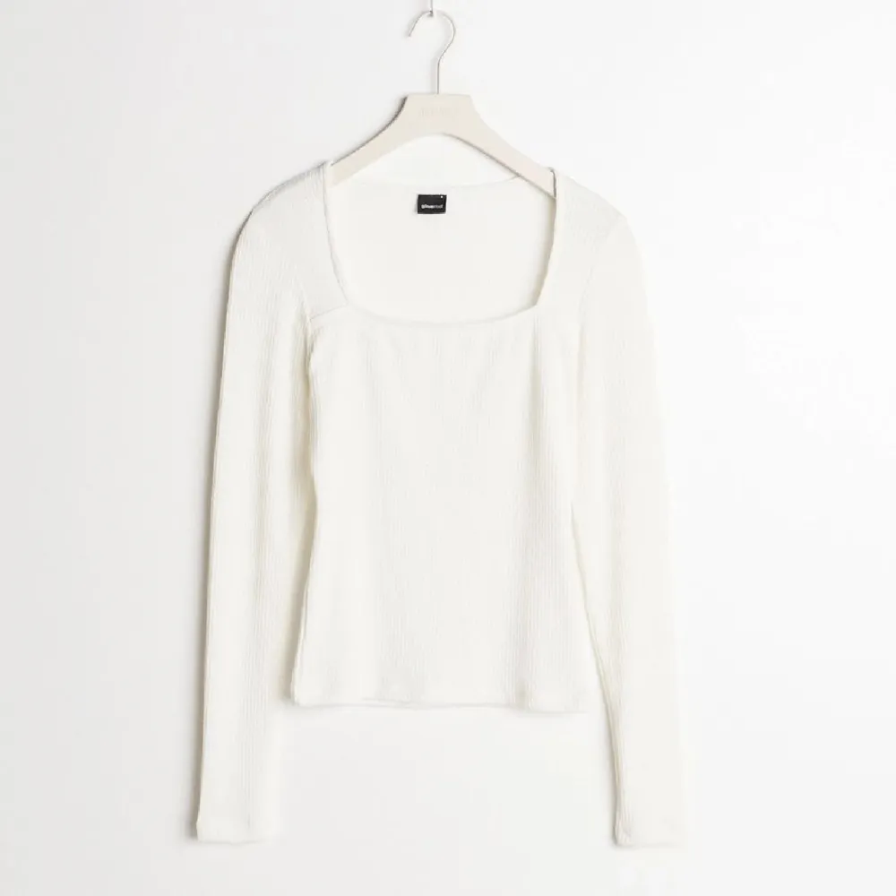 Säljer den här vita ribbade långärmade tröjan då den inte kommer till användning! 💞 ( lånad bild) . Tröjor & Koftor.