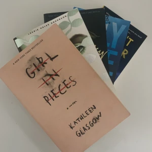 Olika böcker - Fem olika böcker, girl in pieces, ugly love, verity, don’t let her stay och speak!💞 Dem kostar 75kr styck, vid köp av flera blir det billigare!☺️ Köparen står för frakt 📦💓