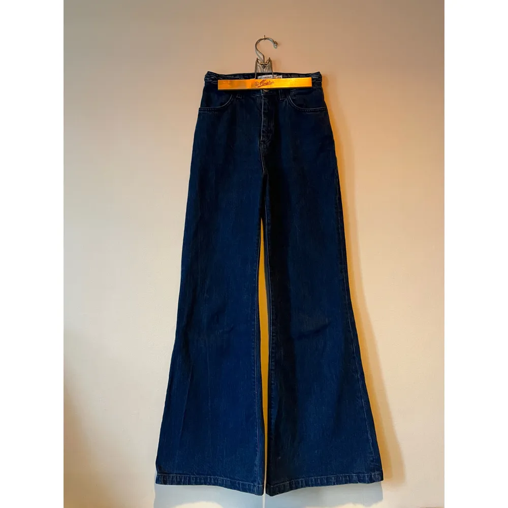 Snygga jeans från & Other Stories i storlek W25 med flare nertill. Go 70-talsvibb! Har en flätad dekor runt hela midjan. Mycket fint skick!💙. Jeans & Byxor.