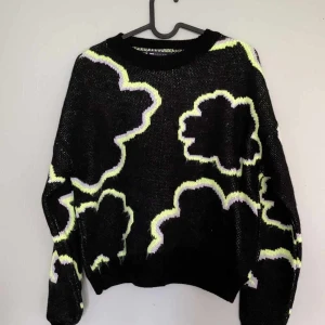 Tjocktröja - helt ny  - Mjuk, jätteskön tjocktröja med moln mönster. 🤍