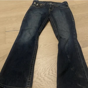 Bootcut True religion  - True religion jeans jätte fina  Jeans med coola fickor utsvängda i benen en knapp e borta  