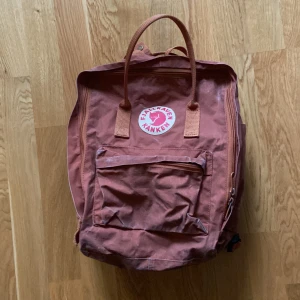 Fjällräven kånken - Sliten och använd men i ok skick. 