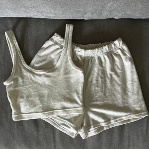 Frotté set - Frotté set - topp och shorts. Från HM i storlek S.