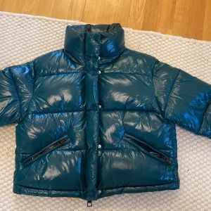 Pufferjacka grön  - Köpte på Vinted. Men den kommer inte till användning. Luva går att veckla ut i kragen. 