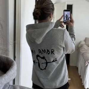 Mi Amor hoodie💘  - Jätte fin hoodie som tyvärr inte kommer till andvändigt den är i bra skick då ja bara andvönd den några få gånger 