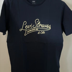 Levis T-shirt  - Aldrig använd, säljer då den inte kommer till användning. Skick 10/10