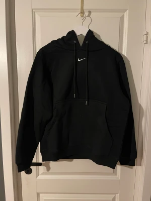 Svart nike hoodie - Svart Nike hoodie med enkel logga på bröstet Extremt skön och bekväm Aldrig använd  Storlek M Finns även i grå och haze blå