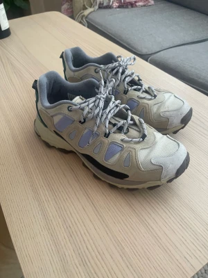 Adidas Superturf - Adidas Superturf sneakers, bra skick, använda 5-10 gånger, lite smuts på tårna samt hälen, sköna att gå i! 