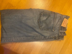 Levis - Ett par använda Levis jeans som sitter löst
