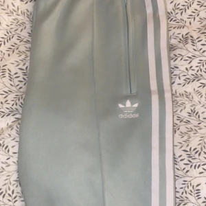 Adidas byxor - Säljer mina adidas byxor i storlek 34,jätte bra skick. Priset går att diskutera vid snabb affär.