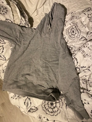 Hoodie - 2 stycken hoodie från lager 157 som ALDRIG är använda då jag har fått dom och dom är för korta för mig (174) så dom är super fint skick Den lila färgen är inte lika dassig i verkligheten utan mer klar lila  En för 60kr eller båda för 100kr