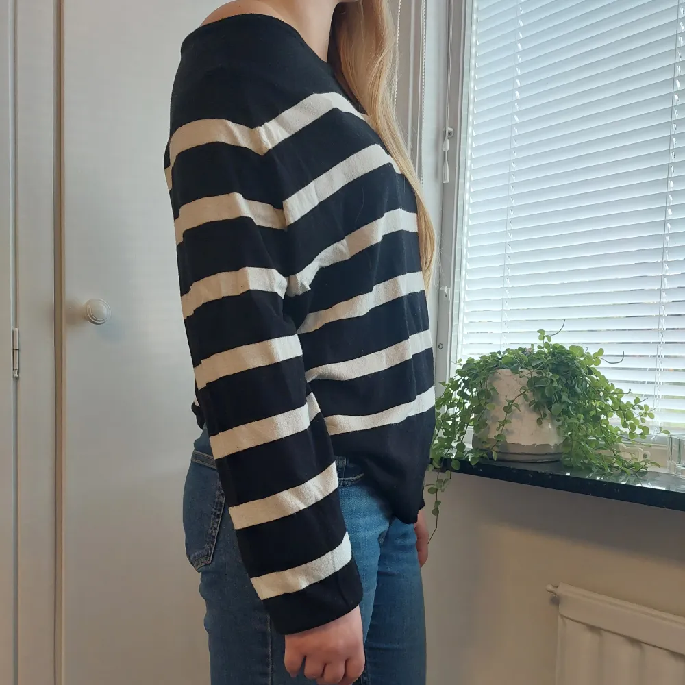 Säljer denna jättesnygga vitsvart- randiga tröjan i fint skick!!😍 Använd fåtal gånger och är i storlek XL men den är väldigt liten i storlek så skulle säga att den passar XS-M. Hör av er angående funderingar!!💘. Tröjor & Koftor.
