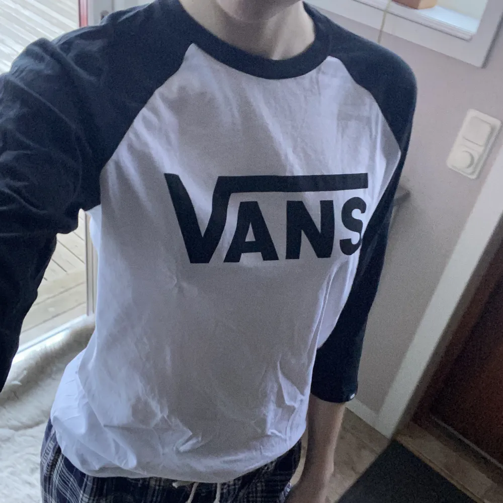 En vit och svart tröja från Vans! Använd ca 2 gånger och har inga fel☺️Strl. XL men är mest bara lång. . T-shirts.