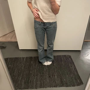 Jättefina jeans ifrån Levis  - Så fina jeans som tyvärr är lite stora på mig. Men sjukt sköna och passar till allt! Är 165 och de är lite långa på mig. Mått, Midja: 82 cm, Innerbenslängd: 81 cm. Hör av dig vid fler frågor!💗