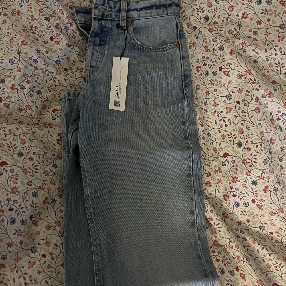 Blå zara jeans som var för små men aldrig skickades tillbaks så nu säljer jag dem❤️. Jeans & Byxor.