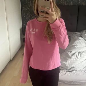 Gant tröja  - Rosa fin gant tröja🩷. Väldigt bra material. Skön och i bra skick. Pris kan alltid diskuteras. Köparen står för frakt❣️