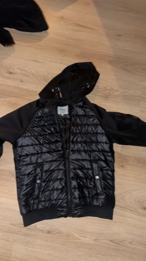 Jack & jones limited - Säljer denna J&J limited edition jacka Så gott som i nytt skick. 