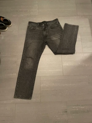 Levis 501 - Säljer ett par Levis 501 svarta. Inga defekter, skick 9/10. I storlek 32/32, nypris 1200
