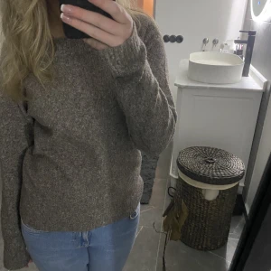 Stickad tröja  - säljer trendig stickad tröja från vero moda i strl xs. den är använd ca 2-3 gånger så som o nyskick! 