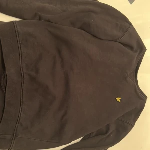 Lyle@Scott tröja - Säljer en Lyle@Scott tröja för 100kr storleken är från 10-11år