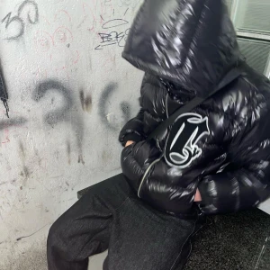 CORVIDAE PUFFER JACKA - Säljer denna riktigt snygga corvidae jacka som är perfekt för denna vinter, den är fortfarande är i nyskick, säljer den då den ej används längre. Priset är inte satt i sten 🪨 och har ni funderingar så är det bara att skriva  Mvh George😁