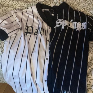 Kavaj vit svart randig - Säljer denna då jag tyckte den var inte snygg på mig.jättebra sick.