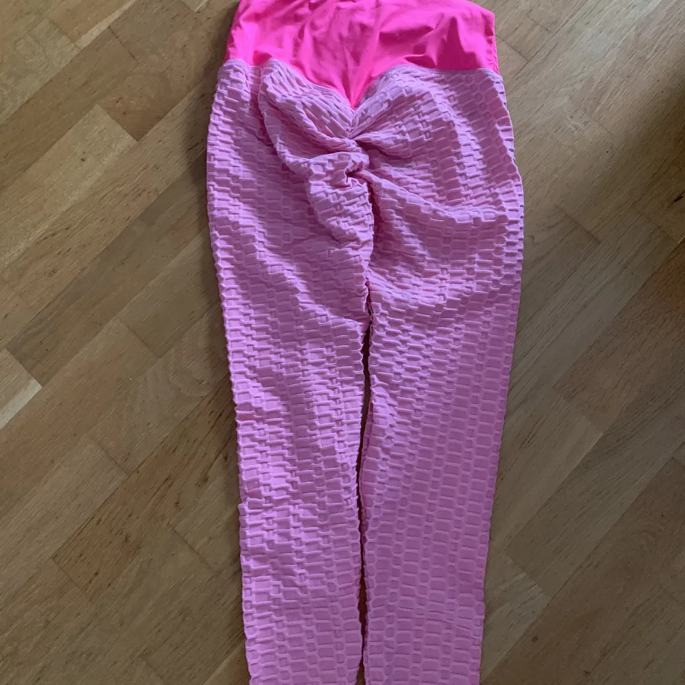 Ett par rosa träningstights från shein. Bra skick med söm i baken . Jeans & Byxor.