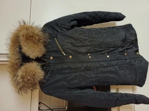 Vinterjacka med äkta päls - Svart jacka med äkta päls. Använd förea säsongen ett par gånger. Som ny. Liten M,mer S Nypris 1900kr 