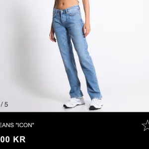 Jätte fina jeans som köptes för nån månad sen, super fint skick men skulle säga att dom är lite stora i modellen.  Säljes pga. fel storlek💘  Fråga vad som helst:)