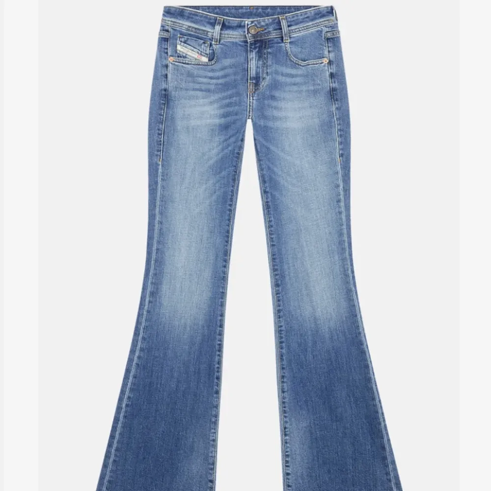 Snygga snygga jeans från diesel - köpte för cirka 3 månader sedan och säljer pågrund av lite förstora 💗 är lite slitna längs ner, vilket ja tkr bara är en snygg detalj, annars bra skick.💗 köptes för 1500 säljer för 700. Jeans & Byxor.