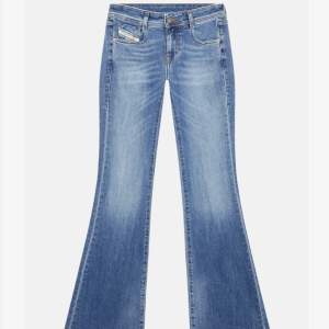 Snygga snygga jeans från diesel - köpte för cirka 3 månader sedan och säljer pågrund av lite förstora 💗 är lite slitna längs ner, vilket ja tkr bara är en snygg detalj, annars bra skick.💗 köptes för 1500 säljer för 700