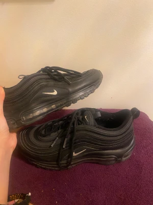 Nike Air Max 97 - Säljer mina super fina skor i jätte bra skick i storlek 39!❤️köpte för 1 895kr säljs för 1000 (priset kan diskuteras)