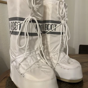 Moonboots höga - Köpta förra året, nypris ca 1800 kr Använda ett fåtal gånger Storlek 45/47