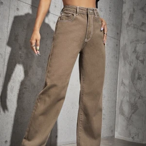 Jeans - Jag säljer ett par bruna straight leg jeans. Anledningen till varför jag säljer dem är för att de inte kommer till användning. De är i perfekt skick eftersom jag aldrig använt dem. Skriv för mer information eller fler bilder på byxorna 🤎