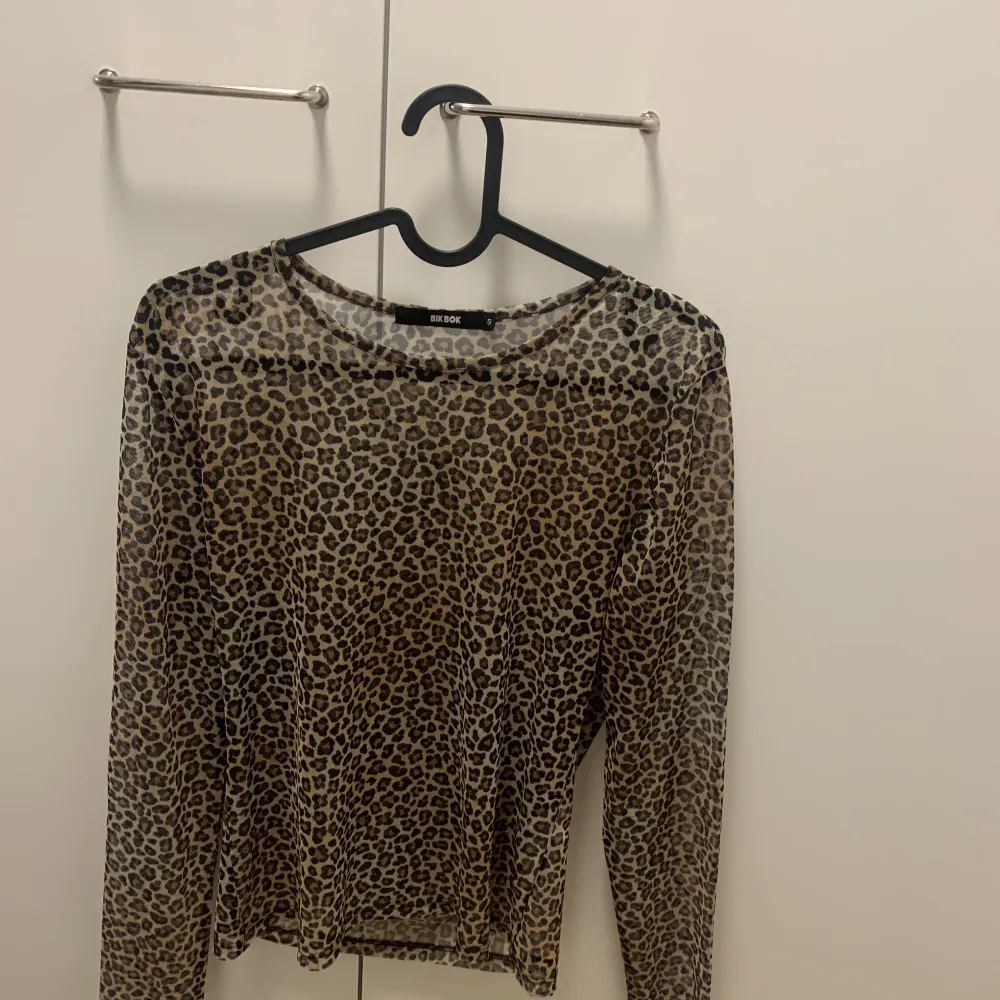 Mesh tröja i leopard mönster från BikBok. Inget trasigt eller fult.. Toppar.