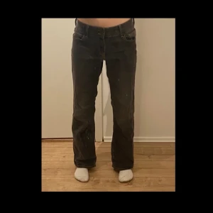 Svarta/mörk gråa bootcut jeans - Mjuka o stretchiga jeans köpta från H&M men är tyvärr för stora för mig, skriv gärna om frågor!! 