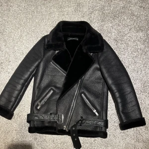 Zara jacka - Vinter/höst jacka med fuskpälsfoder från Zara, storlek xs!. Jättefin skick!💗 450 kr + frakt, pris kan diskuteras! Nypris 1195 kr