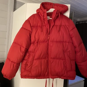 Dunjacka  - Säljer min fina röda dunjacka från H&M köpt förra året men knappt använd❤️Nyskick storlek S. Varm och skön med luva.