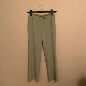 Kostymbyxor - Kostymbyxor med spetts i linningen. Långa så passar nån runt 170 bra. Tyvärr inga fler bilder än dessa men mått finns om det önskas