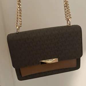michael kors väska  - Hej, jag säljer denna michael kors väskan. Hör av er om mer info eller bilder💓
