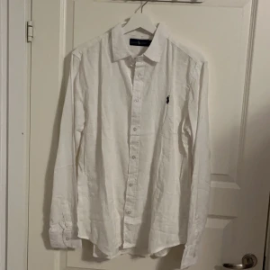 Ralph Lauren Linne-skjorta - Linne så passar bra under sommaren elr om du vill luftas. Väldigt skön o lätt att matcha. Skick på 9.9/10. Lätt oversized 