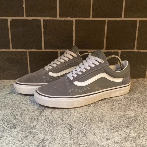 Vans skor - VANS old skool. Perfekt skick bara använd ett fåtal gånger, skriv vid intresse, byten kan också vara intressant.