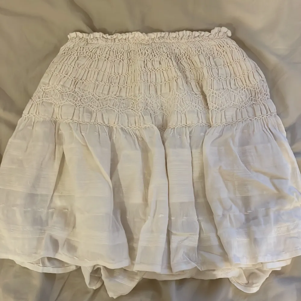 Säljer denna vita kjol från zara i storlek s!! Stretchigt material så passar även m💕 . Kjolar.