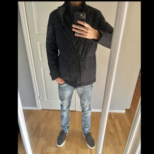 Jacka - Säljer denna mycket fina Massimo Dutti jacka som är helt ny och oanvänd, fin varm jacka som ör perfekt inför vinter. Är öppen mot byten!