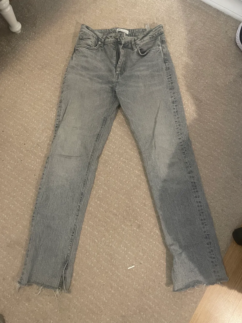 Fina ljusgråa jeans från zara. Dom har slits vid benet. Nypris 400kr. . Jeans & Byxor.