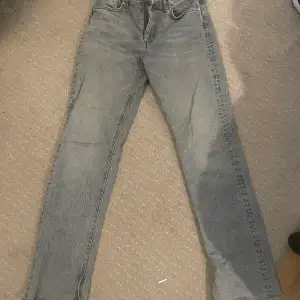 Fina ljusgråa jeans från zara. Dom har slits vid benet. Nypris 400kr. 