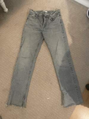 Fina ljusgråa jeans från zara. Dom har slits vid benet. Nypris 400kr. 