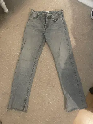 Fina ljusgråa jeans från zara. Dom har slits vid benet. Nypris 400kr. 