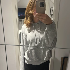 Hoodie - Grå super fin hoodie med ett litet tryck💗bra skit💗skriv för fler bilder